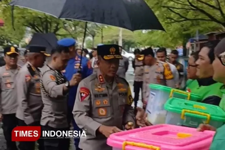 Pantau Persiapan Nataru, Kapolda Jabar Beri Bantuan Sembako ke Ojol Mitra Polisi di Banjar
