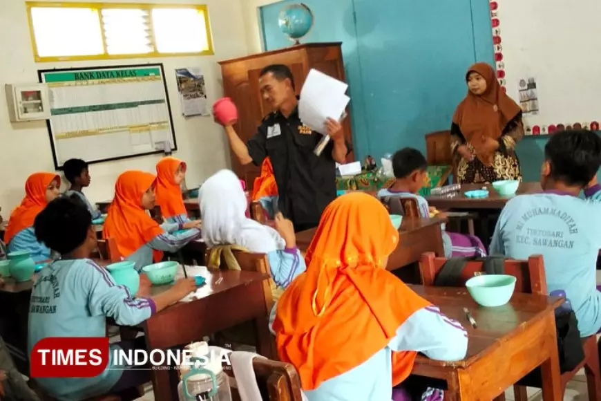 Melihat Kreativitas Para Siswa MI Muhammadiyah Tirtosari Magelang, Berkreasi di Atas Media Tanah Liat