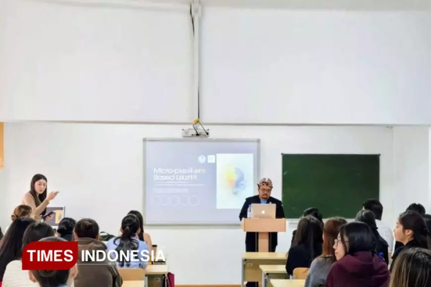 Keren, Dosen UNIPMA Madiun Isi Kuliah Umum di EAGI Kazakhstan