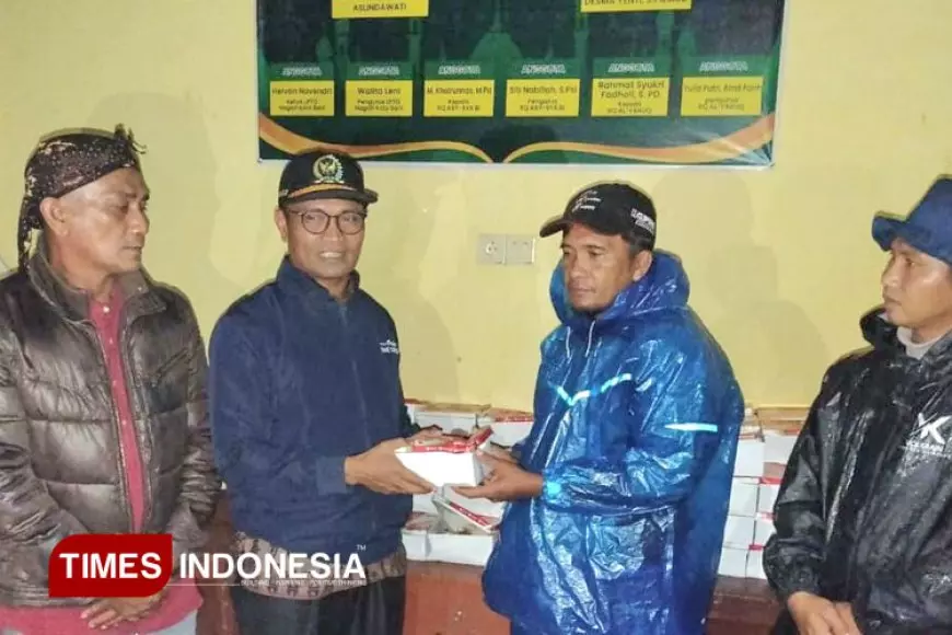 Agus Syahdeman Tinjau Banjir di Koto Sani dan Serahkan Bantuan untuk Korban