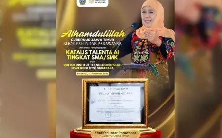 Gubernur Khofifah Terima Penghargaan Katalis Talenta AI SMA/SMK dari ITS Surabaya