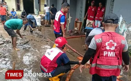 PMI Jember Normalisasi Sumur Warga Terdampak Banjir di Pakusari dan Kaliwates