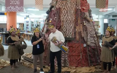 Sentuhan Magis Kain Motif AI dan Artefak Papua di Pohon Natal Raksasa UK Petra Surabaya
