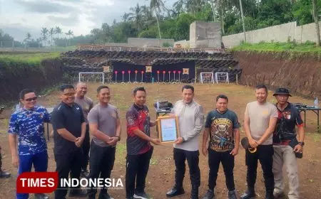 Di Tengah Latihan Menembak, Kapolresta Banyuwangi Terima Penghargaan dari Perbakin