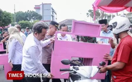 Mlijo Cinta, Pemkab Jember Bagikan Ribuan Gerobak Dagangan ke Masyarakat