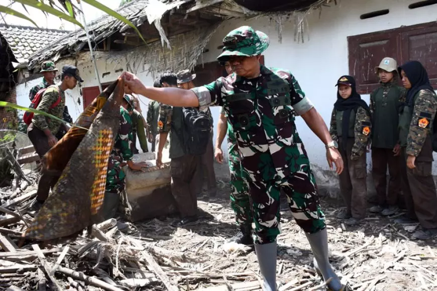 Danrem 083/Bdj Pimpin Karya Bakti Semeru: Prajurit Harus Hadir di Tengah Rakyat!