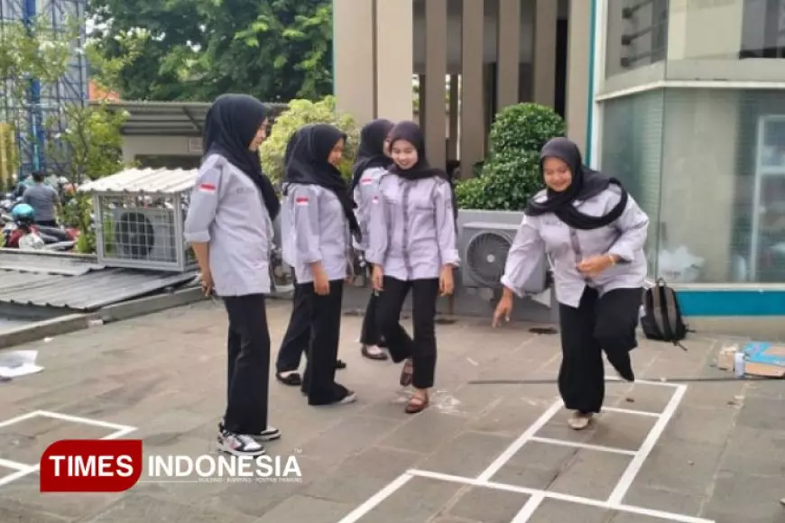 Siapkan Guru Kreatif, Mahasiswa PGSD UM Gresik Praktik Permainan Tradisional