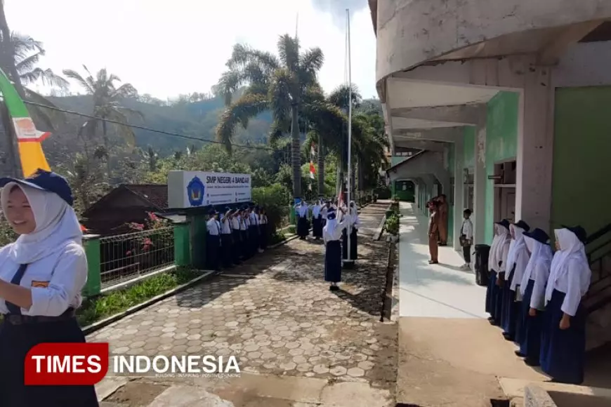 Upacara Bendera Rutin, Strategi SMPN 4 Bandar Pacitan Tanamkan Disiplin dan Kepemimpinan Siswa