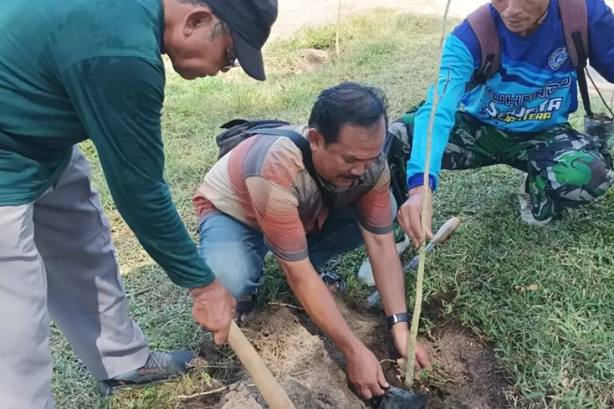 Wisata Sambil Konservasi, MLH Muhammadiyah Tanam Pohon di Pantai Modangan