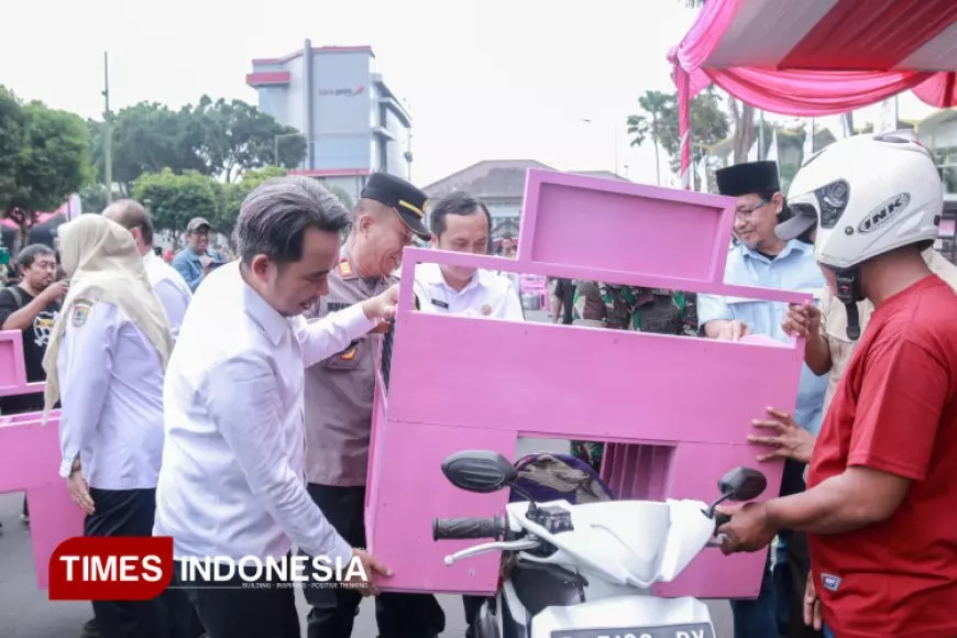 Mlijo Cinta, Pemkab Jember Bagikan Ribuan Gerobak Dagangan ke Masyarakat