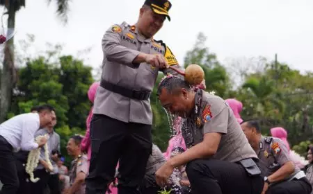 Ratusan Polisi di Malang Lakukan Siraman Air Kembang