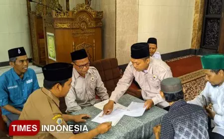 Berkat Lantunan Sholawat, Warga Gresik Ucap Syahadat Didampingi Mualaf Center DMI