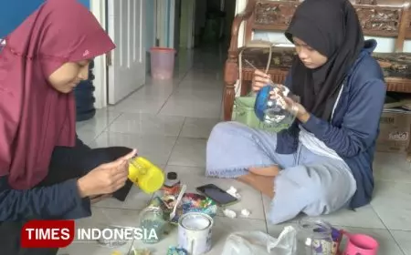 Inspiratif! Mahasiswa Tuli Asal Gresik Sulap Barang Bekas Jadi Karya Seni