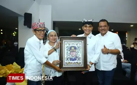 Kapolresta Banyuwangi Kombes Rofiq Dapat Kado Spesial Lukisan QR Art